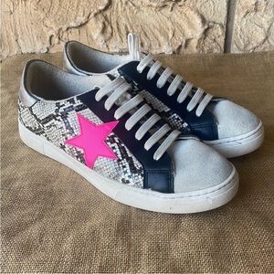 STEVEN BY STEVE MADDEN RUBIE SNAKE PINK STAR DISTRESSED SNEAKER 
Size 10